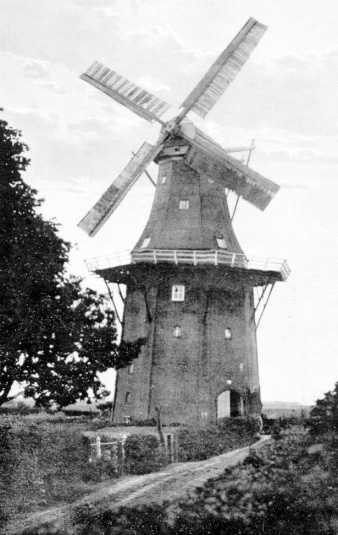 Bij de afbeeldingen. De drie foto's betreffen alle drie de tweede koren- en pelmolen van B. Schiphuis (nr. 3) die in 1946 is afgebrand. Op het kaartje daaronder is te zien waar de molen heeft gestaan. Foto's: eigen verzameling.